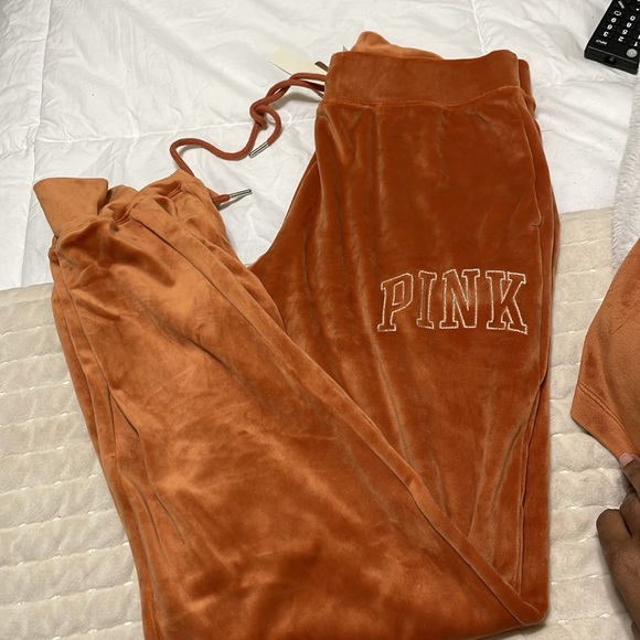 PINK
Varsity Velour Crewneck sweatshirt and High-Waist Velour Jogger. - Picture 3 of 11